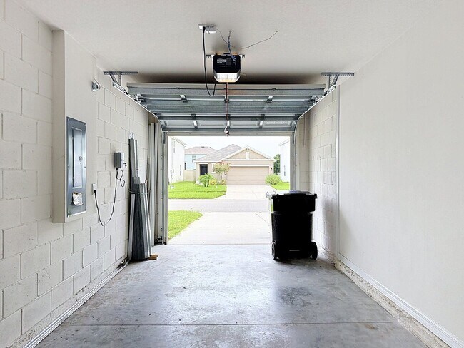 Building Photo - 3210 Suncoast Plains Dr