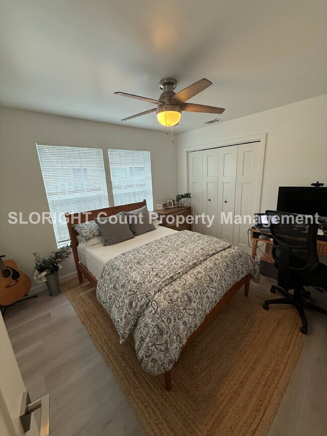 Building Photo - AVAILABLE SEPTEMBER- Walking Distance From The Beach - 3 Bed / 2 Bath