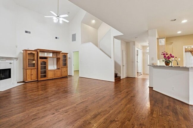 Building Photo - 2036 Camelot Dr