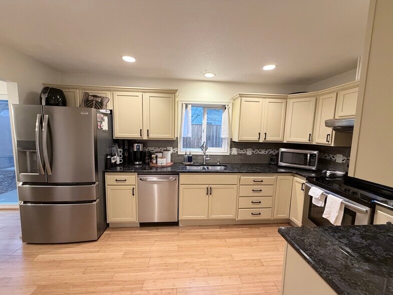 Kitchen - 10421 SE Liebe St