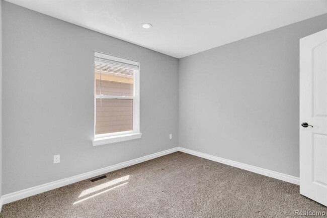 Building Photo - 171 Jotham Ave