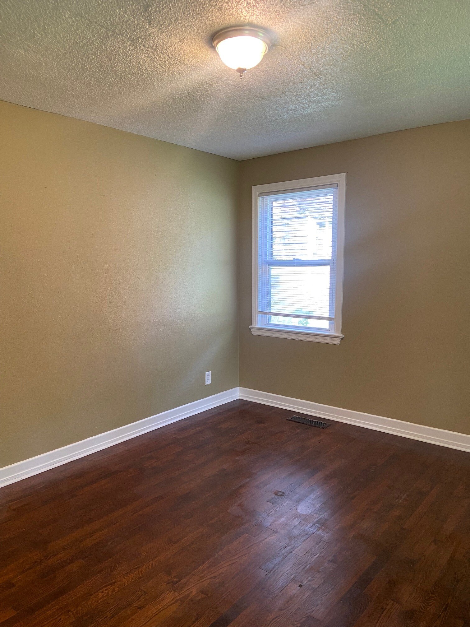 Building Photo - 600 9th Ct S