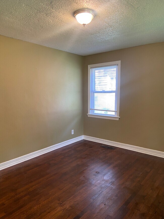 Building Photo - 600 9th Ct S