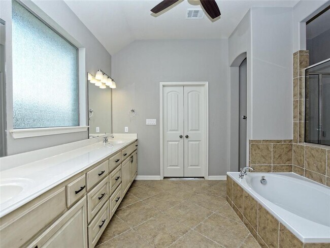 Building Photo - 2508 Hilltop Divide Ln