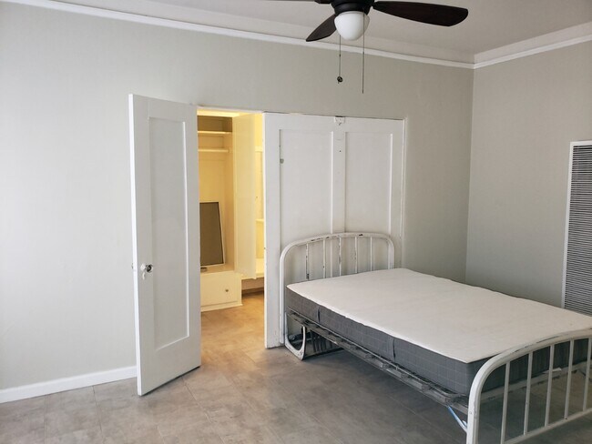 Building Photo - 723 E 3rd St