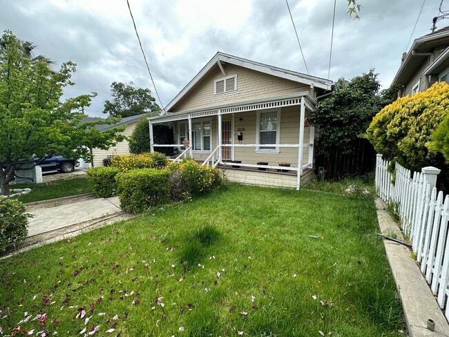 Building Photo - Single Story 3 Bedroom 2 Bath Home near Downtown Antioch