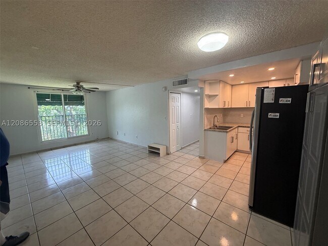 Building Photo - 606 W 81st St