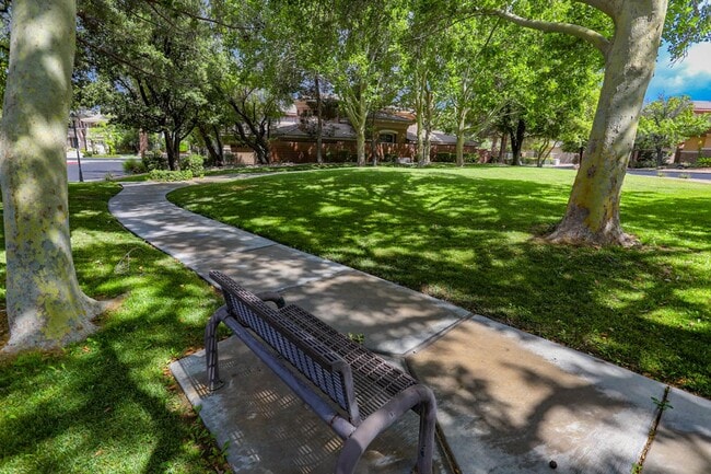 Building Photo - 5 Bedroom Pool Home Located In Summerlin G...