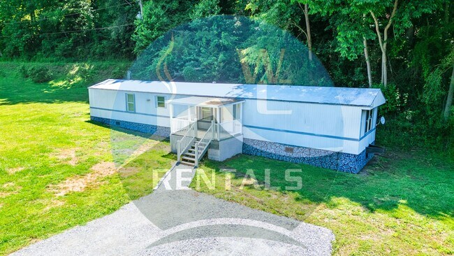 Building Photo - Charming 3-bedroom, 2-bath single wide trailer in Whittier, NC available now for year-long lease.