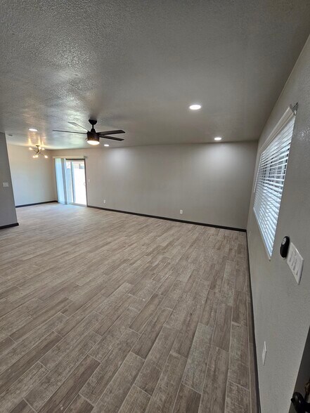 Building Photo - 860 E Brown Rd