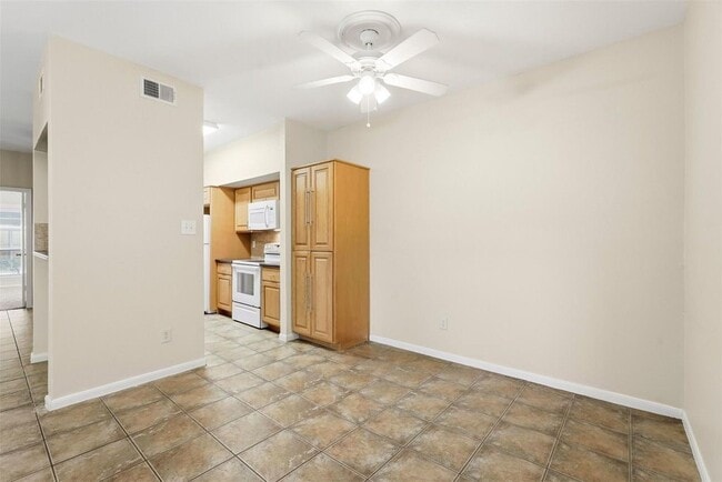 Building Photo - 2025 Augusta Dr