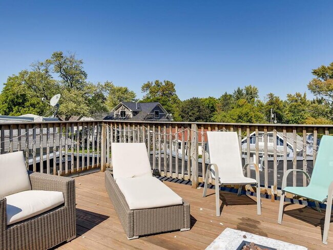 Building Photo - Rare Find: 2BR With Private Rooftop Deck, Bryn Mawr