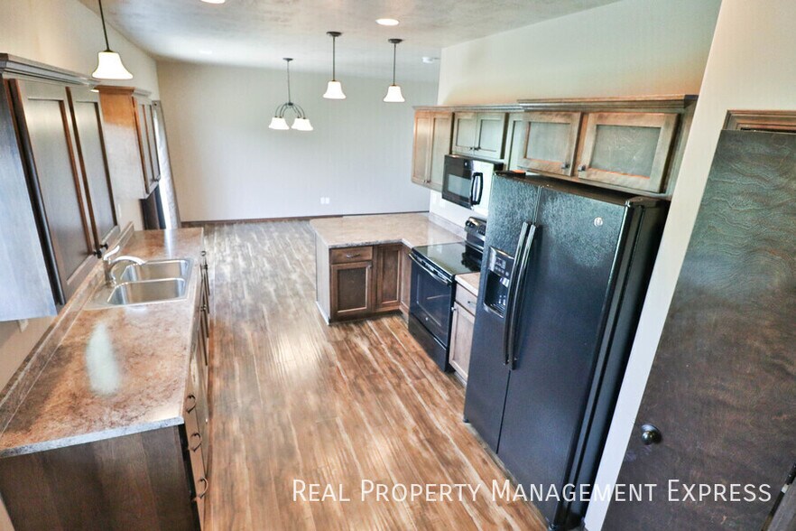 Building Photo - Beautiful 2 Story Townhome with Loads of A...