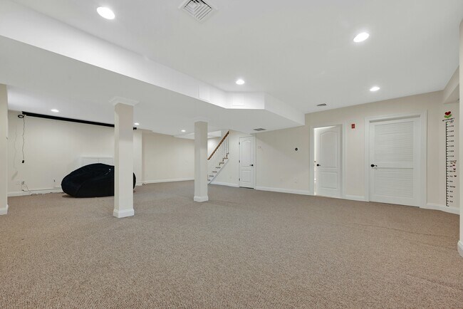 Building Photo - 1 Lindy Pl