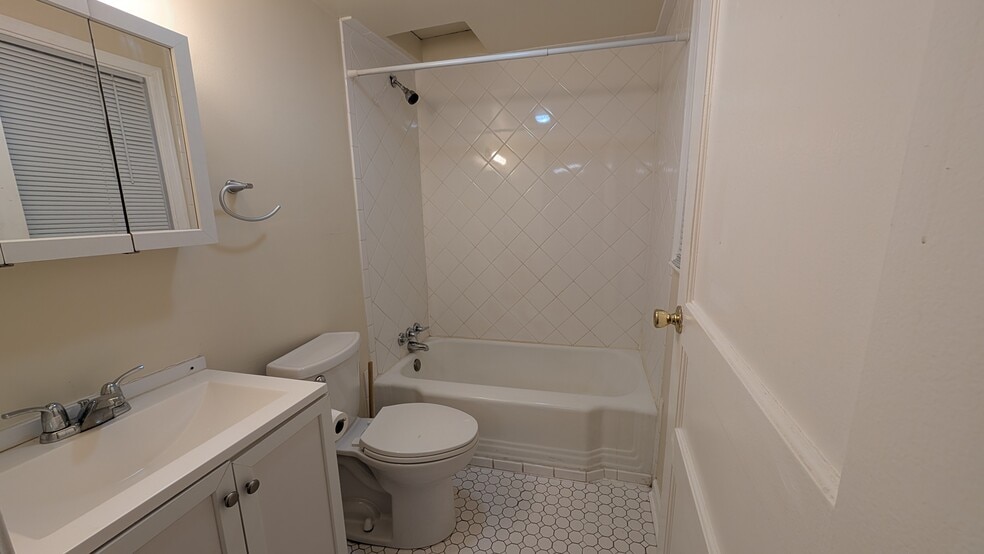 Shower tub combo. - 20 W Main St