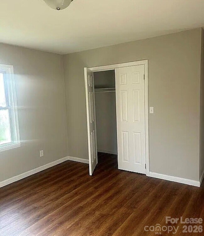 Building Photo - 740 Log Cabin Dr