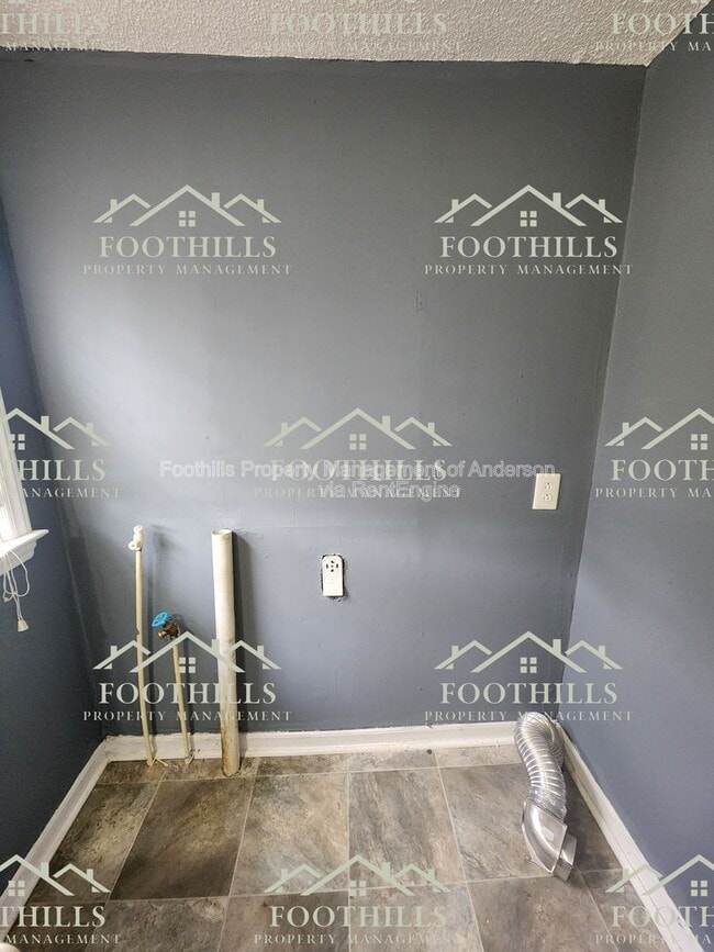 Building Photo - 213 Fretwell Dr