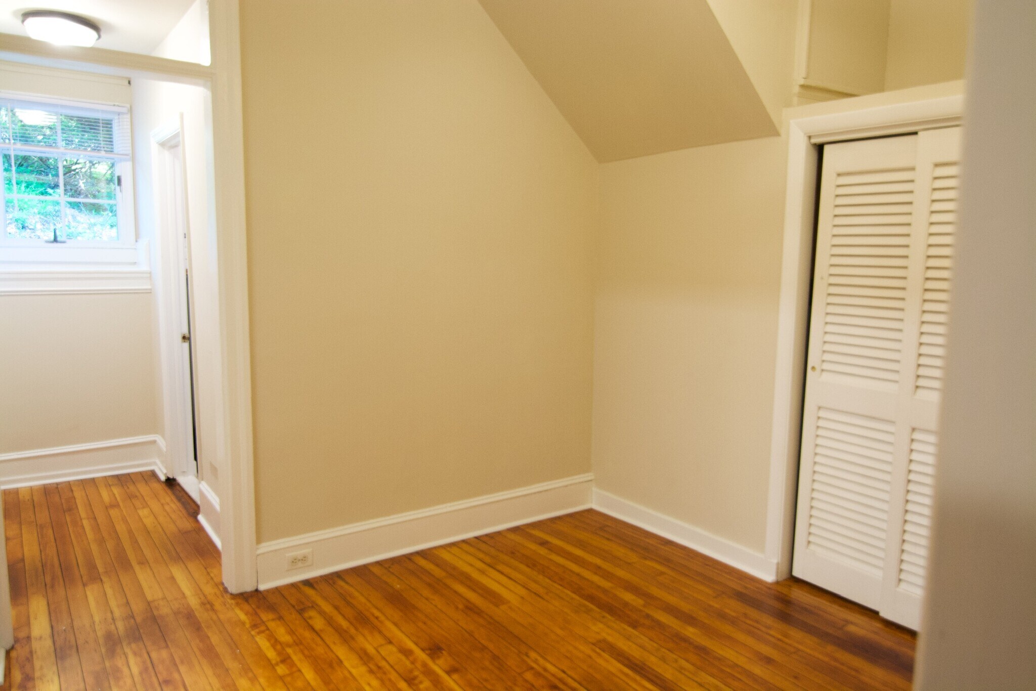 Building Photo - 327 Valley Brook Rd