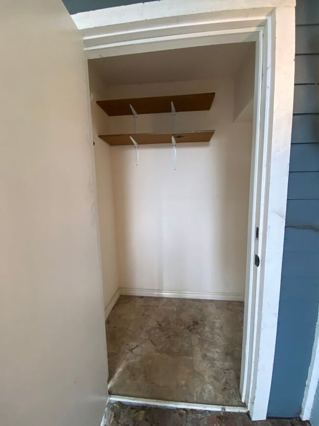 Building Photo - Two Bedroom Condo Close to Orange Circle