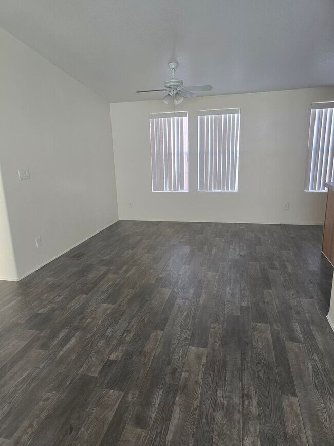 Building Photo - 1915 N Park Ave