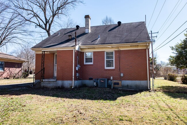 Building Photo - 4 bed 1 bath home for rent