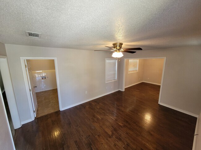 Building Photo - 900 N 8th St