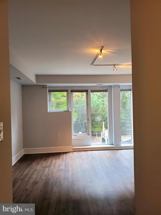 Building Photo - 12 E Mt Vernon Pl