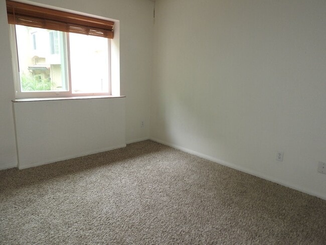 Building Photo - 2 BDR Townhome in Ocean Beach with 2 Car G...