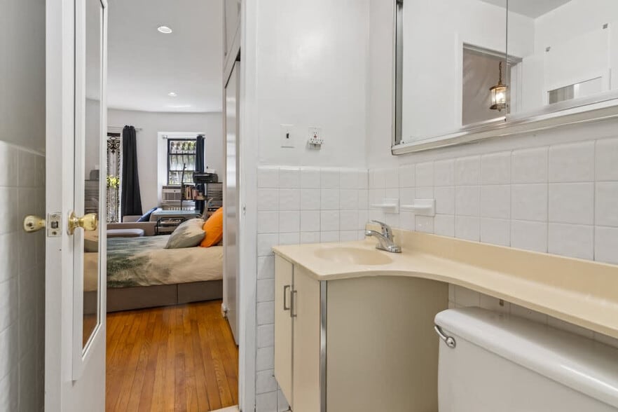 Building Photo - 43 W 85th St