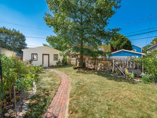 Building Photo - 781 Bruck St