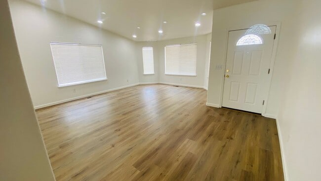 Building Photo - Gorgeous Remodeled Spacious 4 bedroom