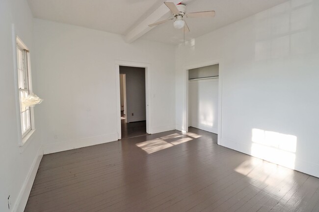 Building Photo - 2 Bedroom, 1 Bathroom Duplex in Downtown C...