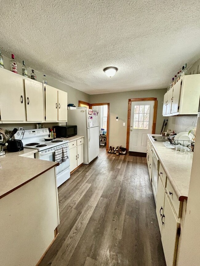 Building Photo - AVAILABLE JUNE- Gorgeous 4 Bed, 1 Bathroom Hillside Home!