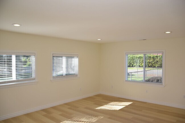 Building Photo - 5724 Hillcrest Dr SW