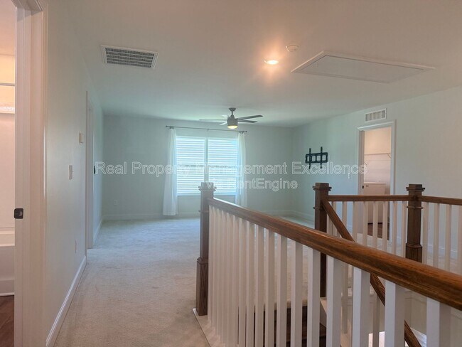 Building Photo - 16 Clear Creek Cir