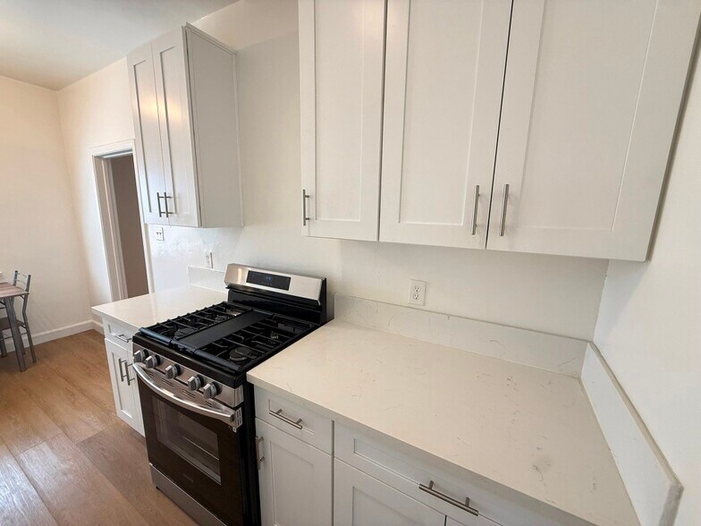 Building Photo - 112 S Manhattan Pl