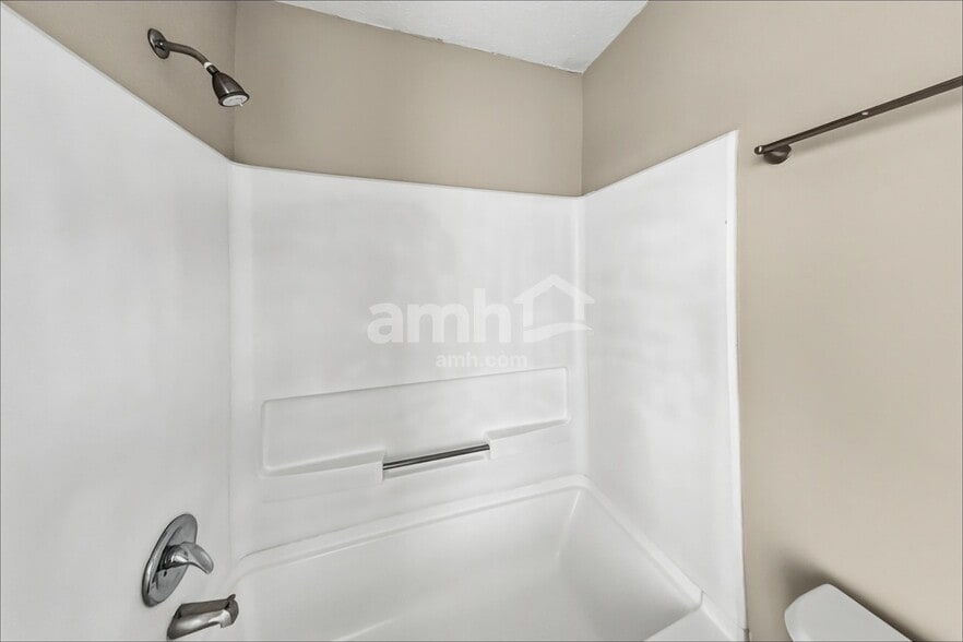 Building Photo - 4024 Walnut Crossing Dr