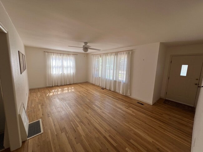 Building Photo - 2 Bedroom Home in Lincoln Park