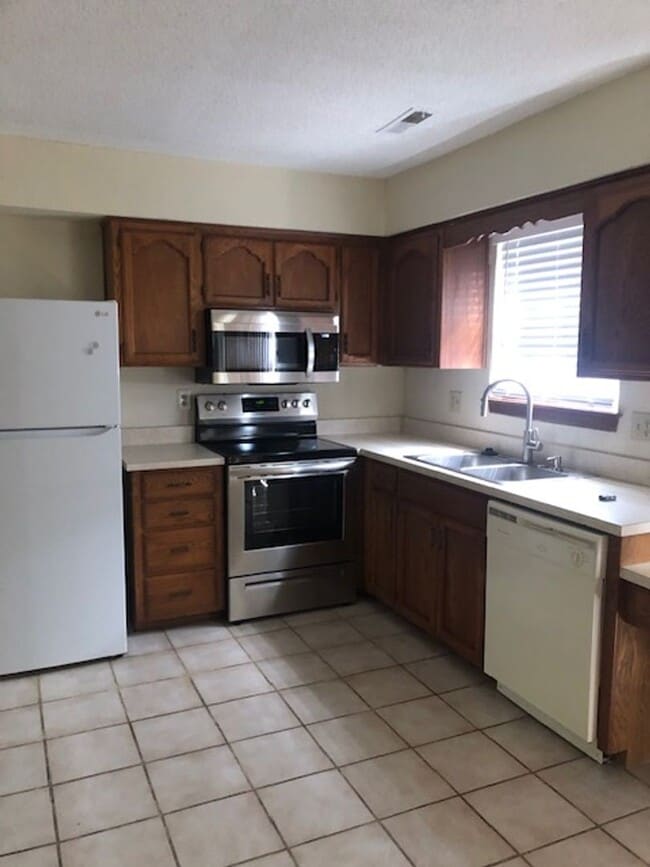 Building Photo - 203 NE Greystone Dr