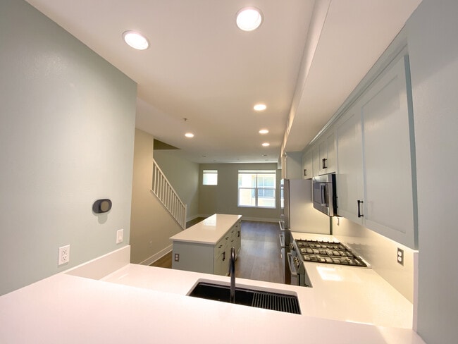 Building Photo - 310 City Center Dr