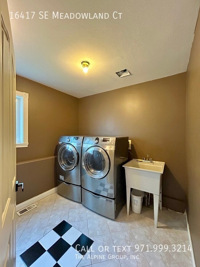 Building Photo - 16417 SE Meadowland Ct
