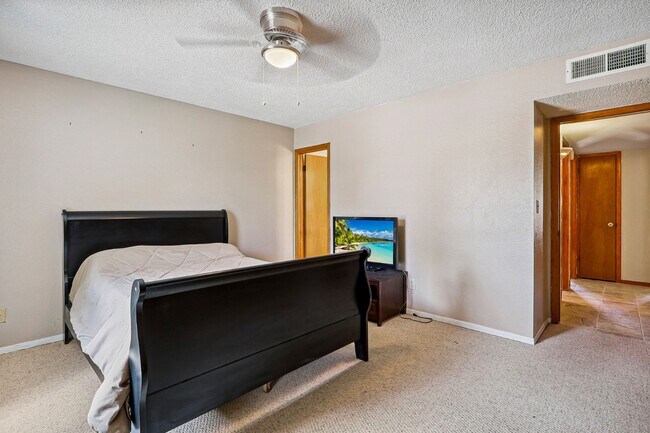 Building Photo - 724 Martha Gale Dr