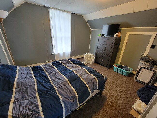 Building Photo - AVAILABLE JUNE - 3 Bed, 1 Bath Updated Home!