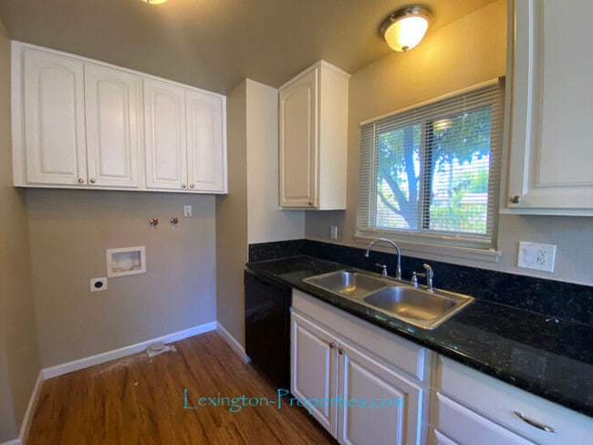 Building Photo - Beautifully Updated, 2BD/1BA, Duplex Home ...