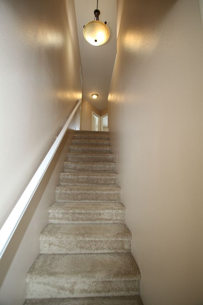 Building Photo - 3 Bedroom Condo!