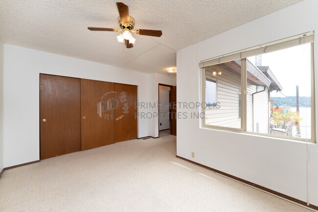 Building Photo - 11258 Riviera Pl NE