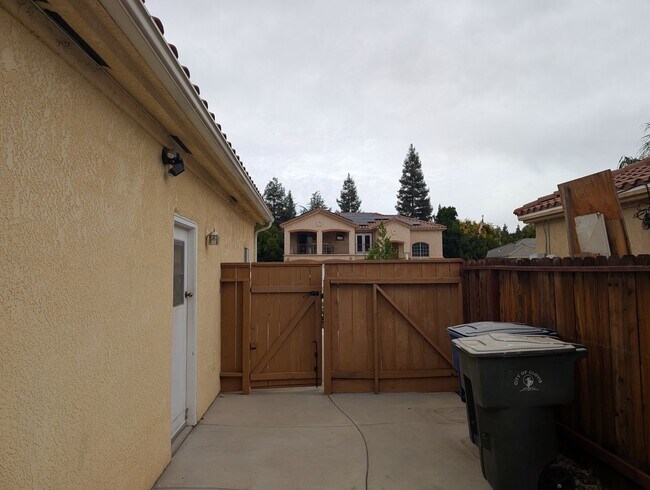 Building Photo - Wonderful 4 bedroom home in Clovis offerin...