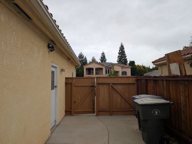 Building Photo - Wonderful 4 bedroom home in Clovis offering a pool, spa, 3 car garage, potential RV and or boat s...