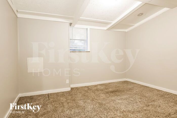Building Photo - 641 Cherry Ln