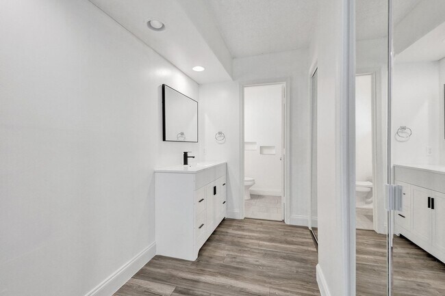 Building Photo - 5127 Woodstone Cir E